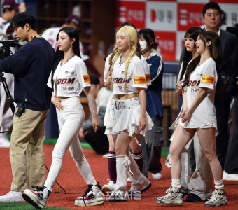 ‘그라운드 나서는 아이칠린, 초원 파울타고 맞고 긴급히 철수’