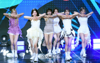 [포토]데뷔 쇼케이스 무대 선보이는 비웨이브