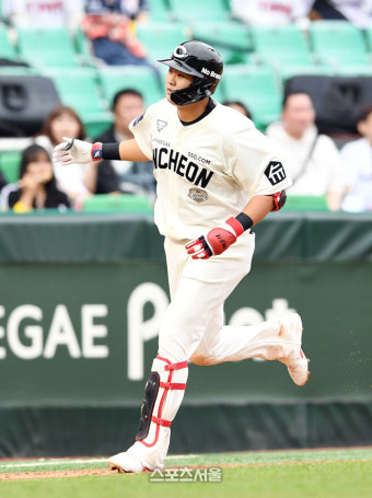 [포토]SSG 고명준, LG 엔스 상대 시즌 4호 홈런