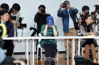 [포토]민희진 대표, 기자회견을 시작하지 못하고...