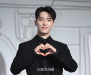 [포토] 세븐틴  디노 ‘사랑스럽게 하트’