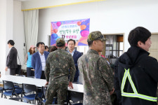신영재 홍천군수, 제1수송교육연대 면회객 차 봉사 활동 현장 참석
