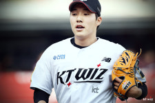 KT, 신인 육청명 데뷔승 공 챙겨줬다…이강철 감독 “앞으로 기록 세울 날 많을 것” [SS 시선집중]