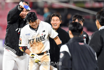 [포토]‘머리에 물 좀주자!’ 천성호 끝내기 축하하는 동료들