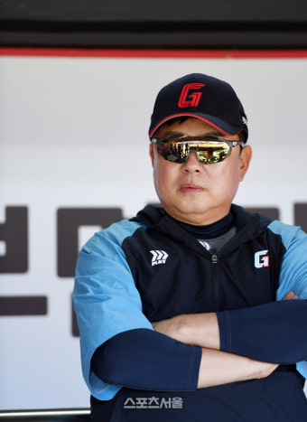 [포토]롯데 김태형 감독 ‘진지하게 선수들 살피는...’