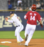 [포토]두산 강승호, 병살 송구 간다!