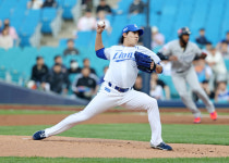 주저앉아 벤치 호출→끝내 5이닝 100구 소화…‘투혼’ 원태인, 이게 ‘에이스’다 [SS시선집중]