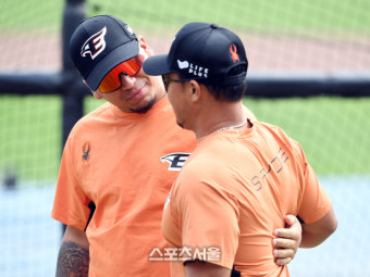 [포토]산체스의 격려를 받는 정경배 감독대행
