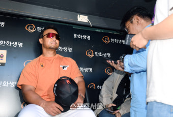 [포토]경기 전 인터뷰하는 정경배 감독대행