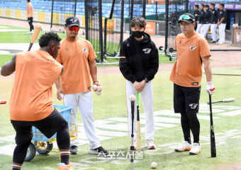 [포토]페라자의 타격 훈련 지켜보는 정경배 감독대행과 김강민