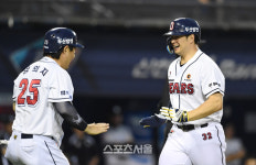 [포토]김재환의 홈런에 함께 기뻐하는 양의지