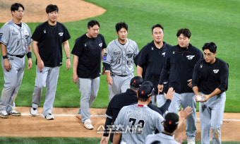 [포토]‘김경문 감독에 복귀전 승리구 전달하는 채은성’