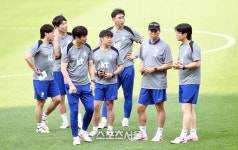 [포토]축구대표팀의 김도훈 임시 감독과 코칭스태프