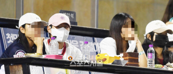 [포토]‘류현진 등판 한화-두산전 찾은 이강인’
