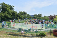 이병선 속초시장, 새싹농장 수확체험 참여