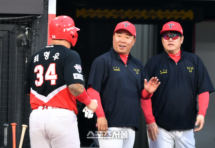 2025년 6월 24일 2025 신한 SOL Bank KBO리그, 최형우의 중월 3점 홈런에 이범호 감독 축하
