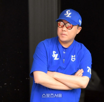 [포토]‘더블헤더 1차전 지휘하는’ 박진만 감독
