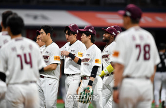 [포토]‘4-2 승리 자축하는 키움히어로즈