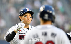 [포토]‘관중석 누군가를 향해 미소가 스르르’ 추격 투런포 양의지