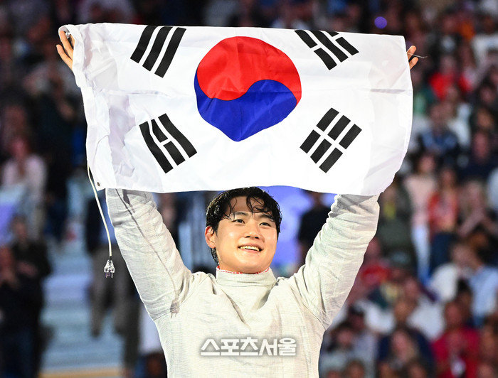 파리 올림픽 펜싱 2관왕 오상욱, 화보 속 소년미와 섹시미 발산!