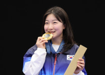 ‘만 16세 고등학생’ 반효진, 공기소총 10m 우승 역대 최연소 금메달 획득···한국 100번째 금메달 [2024파리]