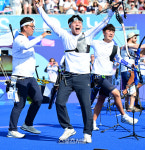 [포토]한국 남자 양궁, 올림픽 3연패 달성