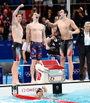 [포토]금메달 차지하는 세계 최강 미국 계영 대표팀