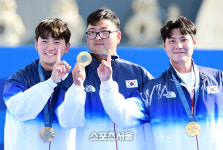 ‘58점-59점, 질 수가 없다’ 김우진, 개인전 16강 ‘안착’…올림픽 ‘첫 금’ 순항 [파리2024]