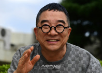 “살아있네!” 33년만에 신보 발표한 ‘작은거인’ 김수철 “후배들 덕분에 도전 가능했죠”