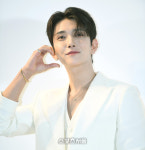 [포토] 세븐틴 조슈아 ‘내 매력에 빠져 봐’