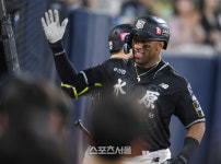 [포토] 로하스, 5회 솔로포에 이어 6회에 만루홈런