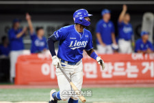 [포토]3점 홈런 넘기는 삼성 디아즈