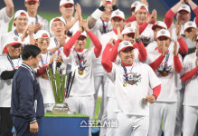 [포토] 이범호 감독, 감독 첫 해 감독상 수상