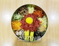 맛도 영양도 맛있게 비빈다...전주 ‘백송회관’ 육회비빔밥 20여가지 재료에 ‘군침’