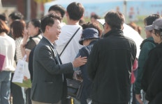 육동한 춘천시장, 한우 먹는 날 행사 참석
