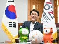 ‘강원 동화’ 함께한 김진태 도지사 “만원 관중 이제 꿈 아닌 현실…제2 양민혁 배출하겠다” [현장 인터뷰]