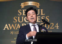 [포토]수상 소감 밝히는 유안에이치알 손정명 대표