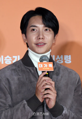 [포토]인사말 하는 ‘대가족’의 이승기