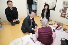 육동한 춘천시장, 겨울철 독거 어르신 가정 방문