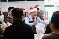 이병선 속초시장, 장애인카페 일일점장으로 나섰다