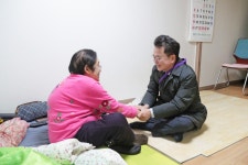 육동한 춘천시장, 홀몸 어르신 가정 우유배달