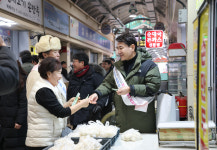 김진태 지사, 화천시장 설명절 장보기