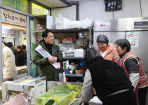 김진태 지사, 화천시장 설명절 장보기