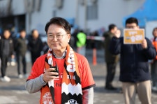 육동한 춘천시장 “강원FC는 춘천시민의 희망과 감동”…대구에서 강원FC 응원