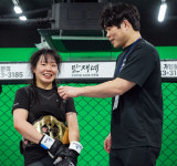 수영강사 출신 오정은, 루루 존슨 꺾고 KMMA의 초대 슈퍼스트로급 챔피언 올라