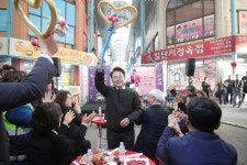 육동한 춘천시장, 후평어울야시장 개장식 참석