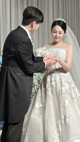 강은비변준필, 결혼식 사진 공개하며 “17년 연애한 거 맞아요” 이젠 인정!