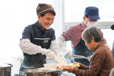 마임춘천남부소망지사 | 김진태 지사, 가정의달 맞이 춘천남부복지관 어르신 배식 봉사