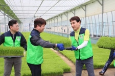 김진태 지사 “반값농자재 확대 및 드론 방제 등 영농 기계화 확산에 앞장”