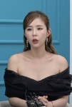 ‘쌍수 대성공’ 신지, 오프숄더 드레스로 뽐내는 한껏 달라진 미모
